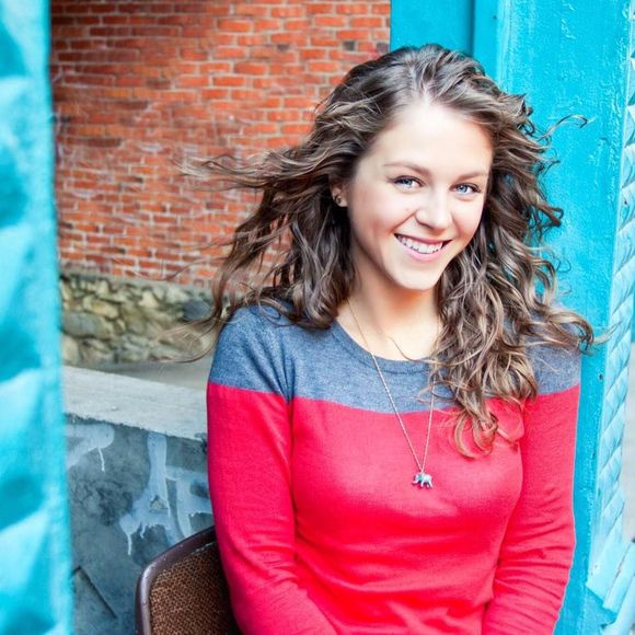 Meet your Posher, Nicole - Picture 1 of 1